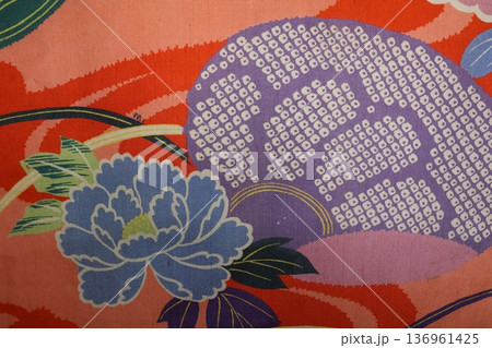 アンティークの着物生地 136961425