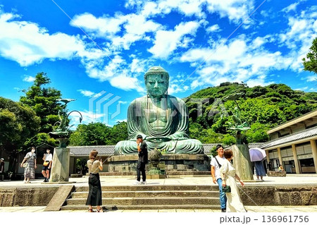 大仏殿を眺める観光客 大仏殿を眺める観光客 136961756