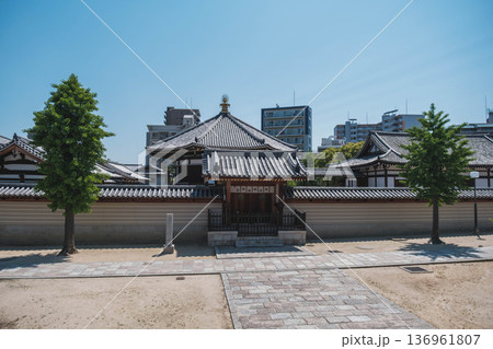 [四天王寺]大阪を代表する歴史深いお寺の美しい風景 136961807