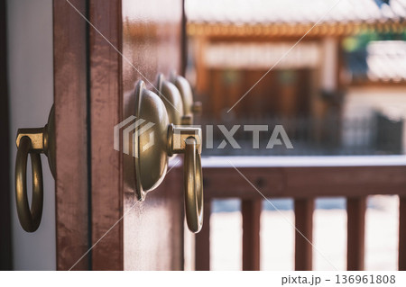 [四天王寺]大阪を代表する歴史深いお寺の美しい風景 136961808