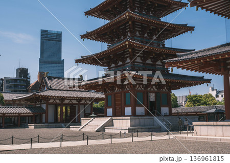 [四天王寺]大阪を代表する歴史深いお寺の美しい風景 136961815