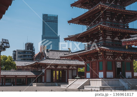 [四天王寺]大阪を代表する歴史深いお寺の美しい風景 136961817