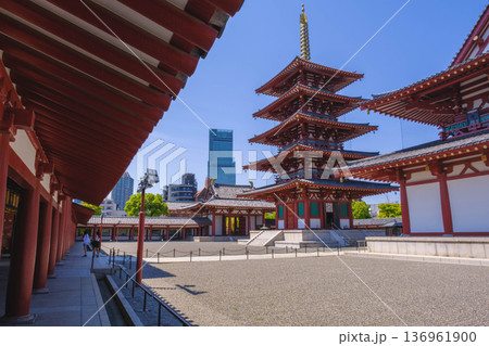 [四天王寺]大阪を代表する歴史深いお寺の美しい風景 136961900