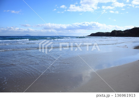 砂浜に打ち寄せる波 136961913