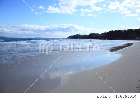 砂浜に打ち寄せる波 136961914