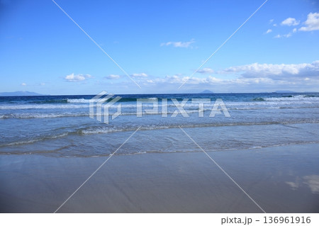 砂浜に打ち寄せる波 136961916