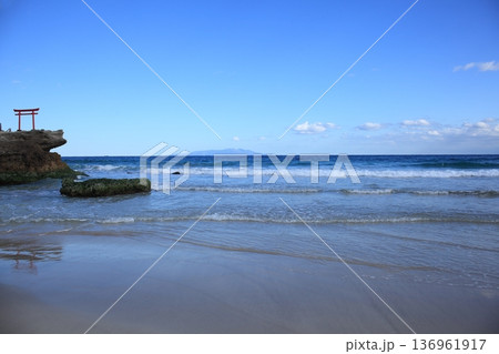 砂浜に打ち寄せる波 136961917