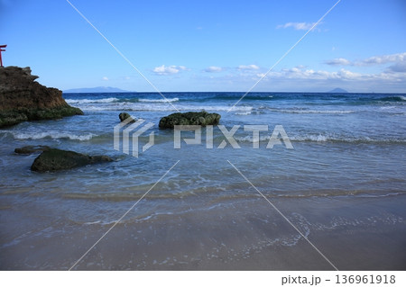 砂浜に打ち寄せる波 136961918