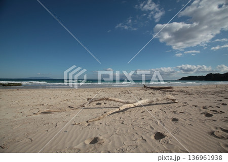 砂浜と青い海 砂浜と青い海 136961938