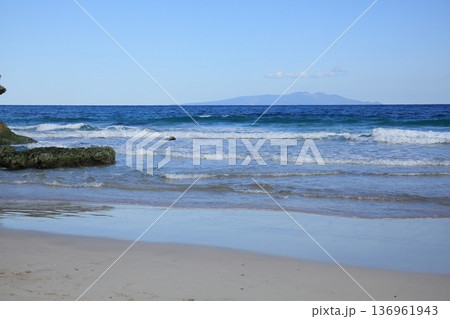 砂浜に打ち寄せる波 砂浜に打ち寄せる波 136961943