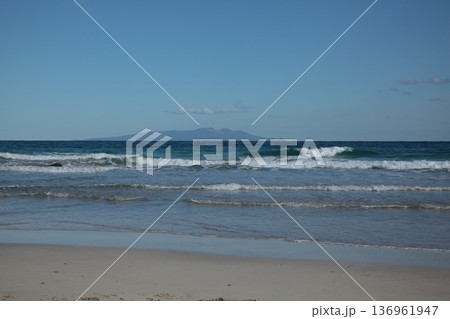 砂浜に打ち寄せる波 砂浜に打ち寄せる波 136961947
