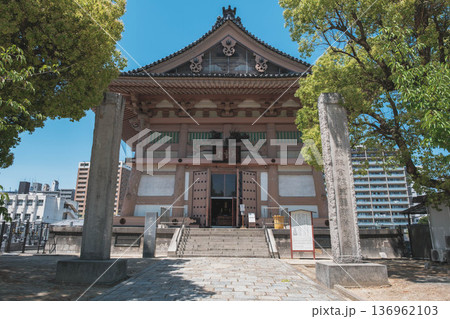 [四天王寺]大阪を代表する歴史深いお寺の美しい風景 136962103