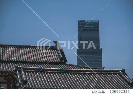 [四天王寺]大阪を代表する歴史深いお寺の美しい風景 / あべのハルカスが高くそびえ立つ風景 136962325