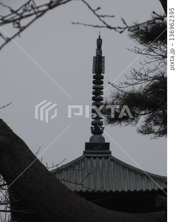 寺院の五重塔の相輪と屋根のクローズアップ 136962395