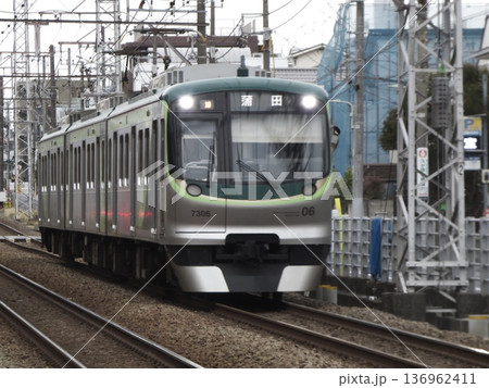 走行中の東急池上線7000系電車（蒲田行き） 136962411