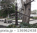 寺院の境内に設置された古い鉄製の手押しポンプと石灯籠 136962438