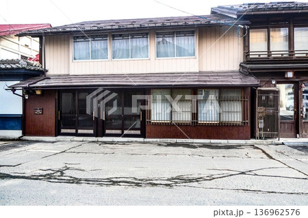 岩手県盛岡市鉈屋町の江戸時代から船運搬拠点都市として栄えた盛岡町屋の古き良き街並みちの 岩手県盛岡市鉈屋町の江戸時代から船運搬拠点都市として栄えた盛岡町屋の古き良き街並みちの 136962576