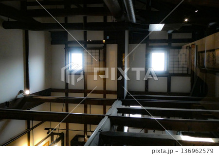 岩手県盛岡市鉈屋町の江戸時代から続く町屋の吹き抜けの 岩手県盛岡市鉈屋町の江戸時代から続く町屋の吹き抜けの 136962579