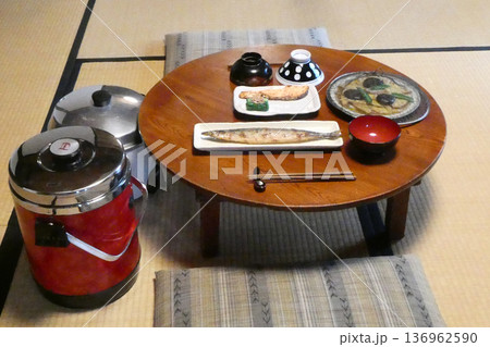 岩手県盛岡市鉈屋町の町屋の丸いちゃぶ台でのあるじの夕食 136962590