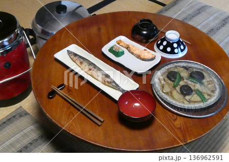 岩手県盛岡市鉈屋町の町屋の丸いちゃぶ台でのあるじの夕食 136962591