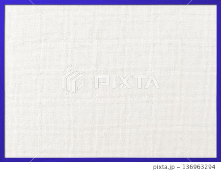 木製フレームの青紫色の細い枠のある白い綿麻キャンバス地ボードの背景画像 136963294