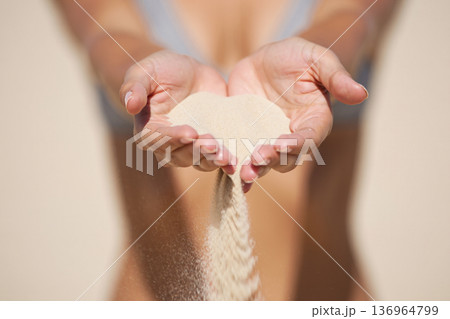 woman with pills 136964799