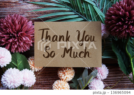 Thank You so much text with flowers bouquet decoration on wooen background 136965094