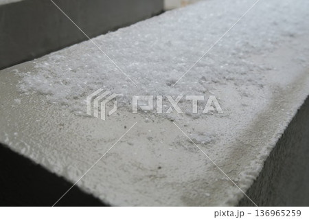 マンション通路側に降った雪に迷う衆議院議員選挙 マンション通路側に降った雪に迷う衆議院議員選挙 136965259