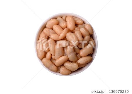 Canned white beans, prepared as an ingredient for a classic English breakfast. Canned beans 136970280