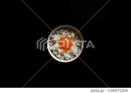 卵かけご飯の食品サンプルのフラットレイ写真 136971204
