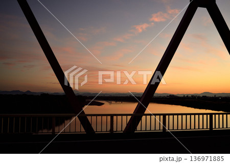通勤路から見る風景 通勤路から見る風景 136971885