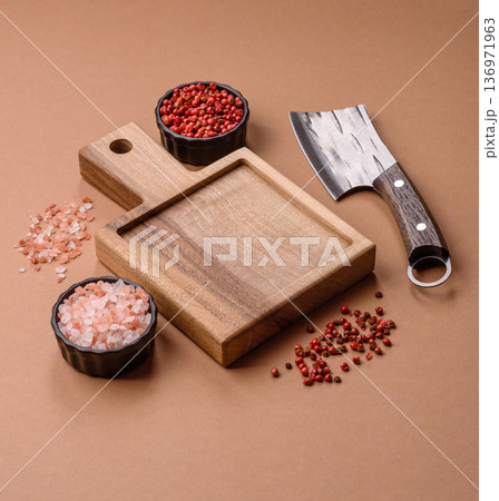 Empty wooden cutting board with a knife for food preparation. An empty wooden cutting board Empty wooden cutting board with a knife for food preparation. An empty wooden cutting board 136971963