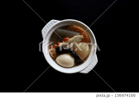 おでんの食品サンプルのフラットレイ写真 136974100