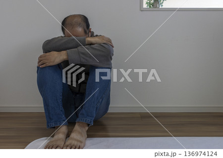 部屋で体操座りで落ち込んでいる男性(日本人、30代、顔無し) 部屋で体操座りで落ち込んでいる男性(日本人、30代、顔無し) 136974124