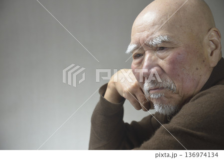 老人 悩む 不満 上半身 クローズアップ 老人 悩む 不満 上半身 クローズアップ 136974134