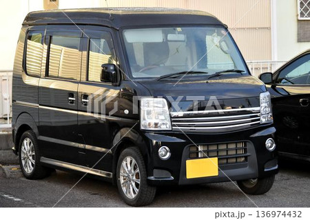駐車場に停めた車 駐車場に停めた車 136974432