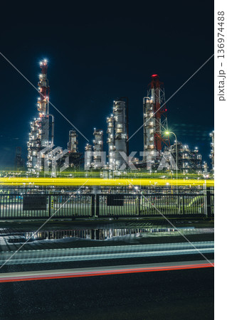 鹿島石油東門の工場夜景と光跡 鹿島石油東門の工場夜景と光跡 136974488
