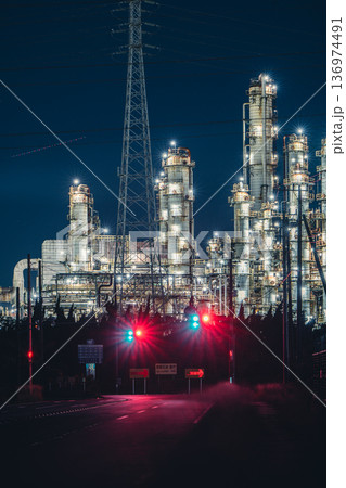 鹿島石油の工場夜景と信号機 136974491