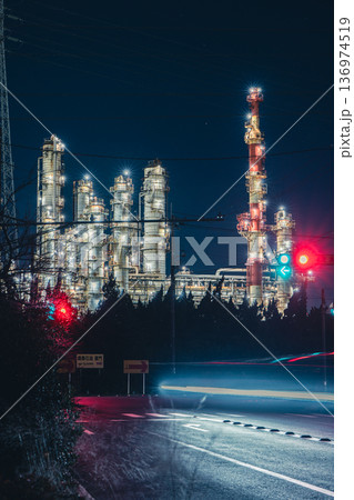 鹿島石油東門付近の工場夜景と信号機・光跡 136974519