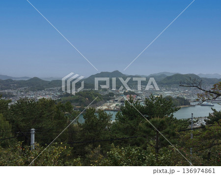 広島・尾道の街並みと瀬戸内海を望む高台からのパノラマ風景 136974861