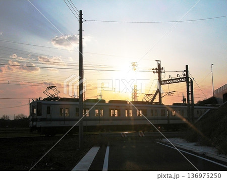 夕陽に照らされた東武鉄道800系と交差する国道354号跨線橋(2014.3.16) 東毛広域幹線道路 夕陽に照らされた東武鉄道800系と交差する国道354号跨線橋(2014.3.16) 東毛広域幹線道路 136975250