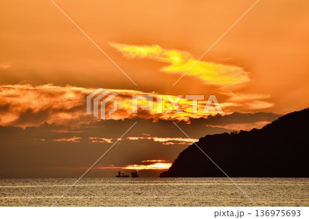 笠戸島上空の美しい夕焼け雲 136975693