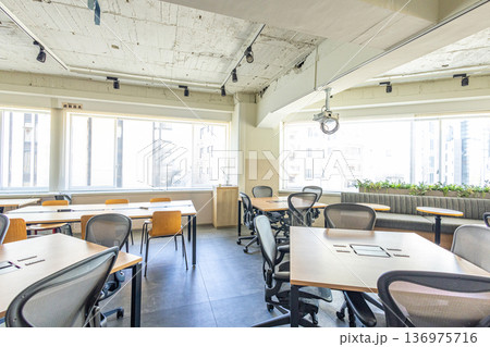 オシャレなコワーキングスペース 136975716