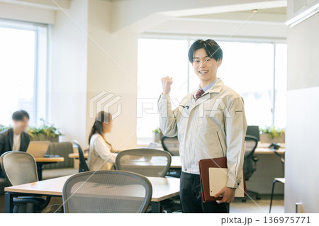 作業着を着た男性 136975771