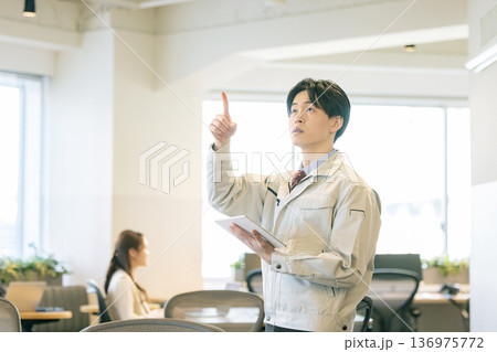 作業着を着た男性 136975772