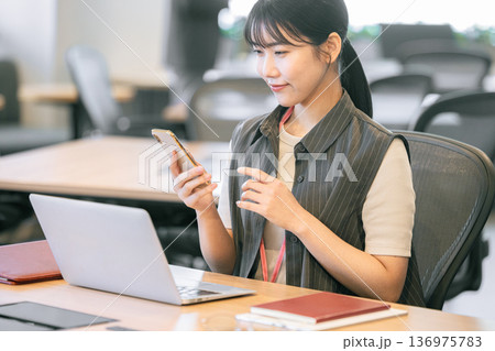 スマホを操作する若い女性 136975783