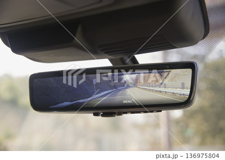 カメラ式のルームミラーの表示画面 136975804