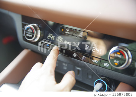 カーエアコンの温度調整をする男性 カーエアコンの温度調整をする男性 136975805