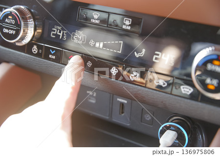 カーエアコンの温度調整をする男性 136975806
