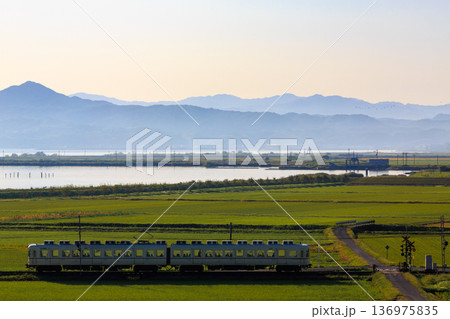 早朝の朝もやが残る宍道湖の沿線を走る一畑電車 早朝の朝もやが残る宍道湖の沿線を走る一畑電車 136975835